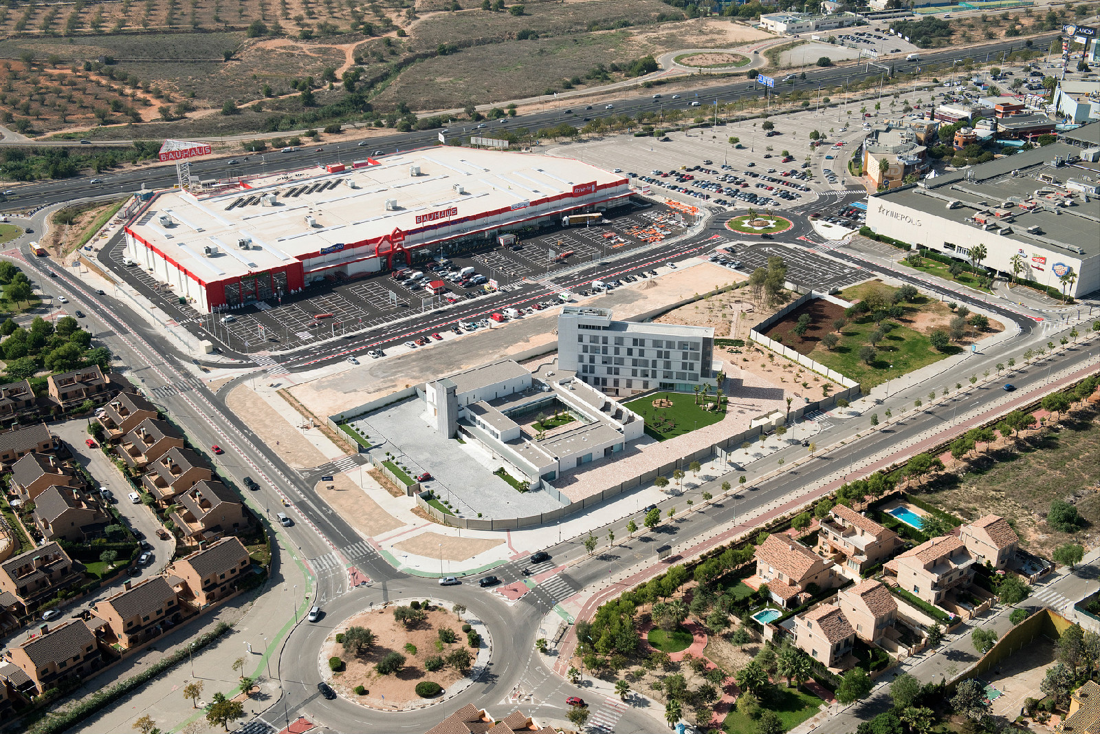 NUEVA TIENDA BAUHAUS Y NUEVO MONASTERIO DE SANTA CATALINA